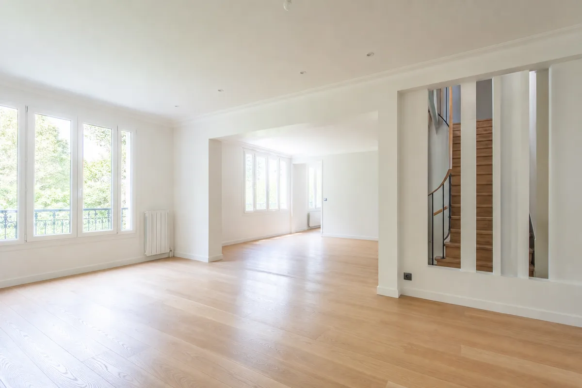 Séjour rénové avec parquet clair et murs fraîchement peints